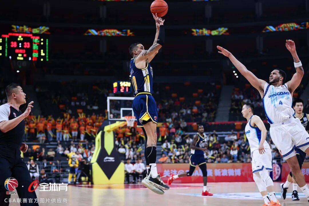 青岛队力克尼克斯，库里点燃赛场